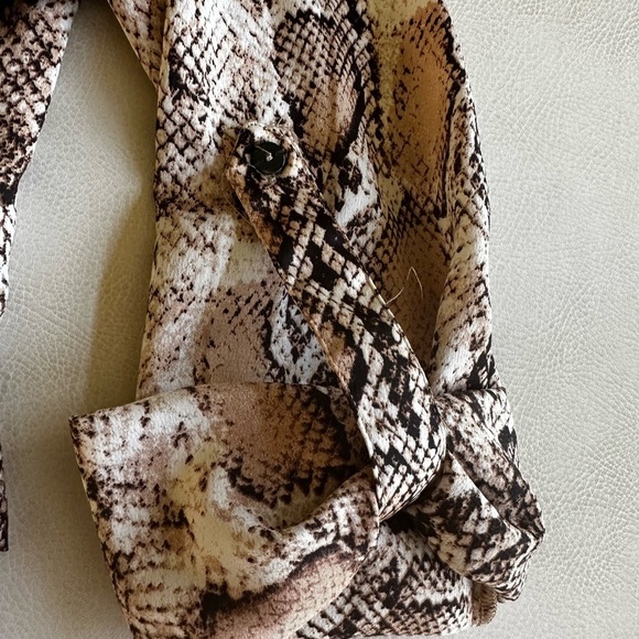 Kut from the Kloth Animal Print Blouse Wrap Tie shirt size medium - Picture 7 of 8